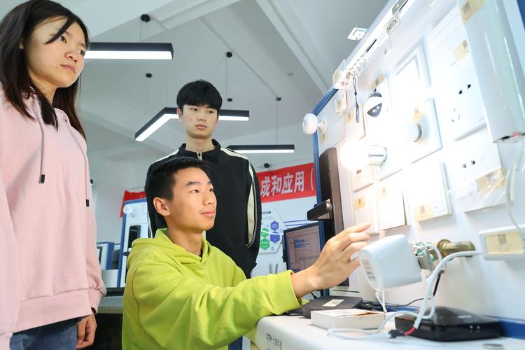 物联网应用技术专业学生正在上物联网智能家居应用技术实训课